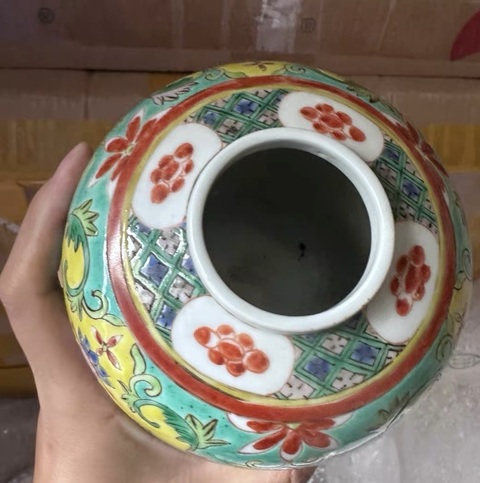 古玩陶瓷黃地粉彩佛教人物茶葉罐真品鑒賞圖