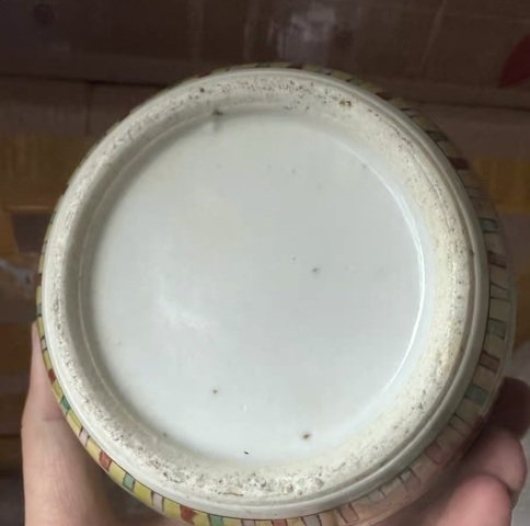 古玩陶瓷黃地粉彩佛教人物茶葉罐真品鑒賞圖