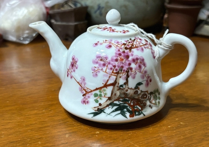 古玩陶瓷粉彩花卉紋茶壺真品鑒賞圖