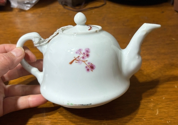 古玩陶瓷粉彩花卉紋茶壺真品鑒賞圖