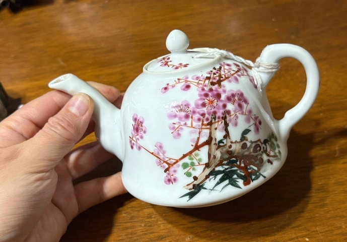 古玩陶瓷粉彩花卉紋茶壺真品鑒賞圖