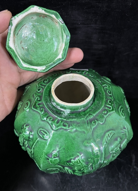 古玩陶瓷綠釉堆塑八仙人物八方罐真品鑒賞圖