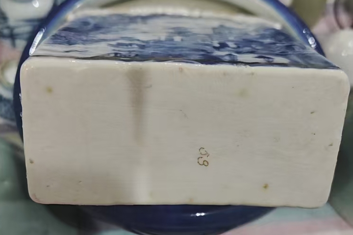 古玩陶瓷樓臺(tái)亭閣山水紋青花茶葉罐真品鑒賞圖