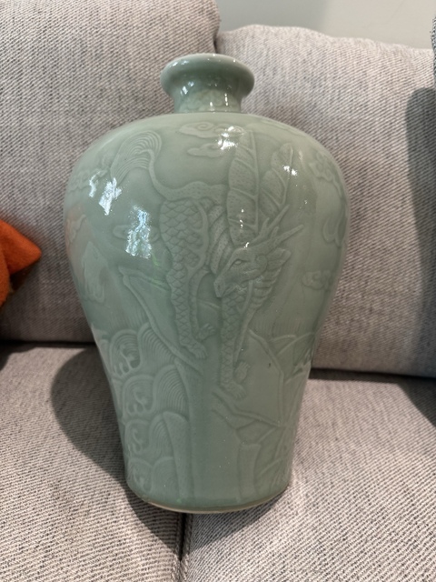 古玩陶瓷青釉瑞獸梅瓶真品鑒賞圖