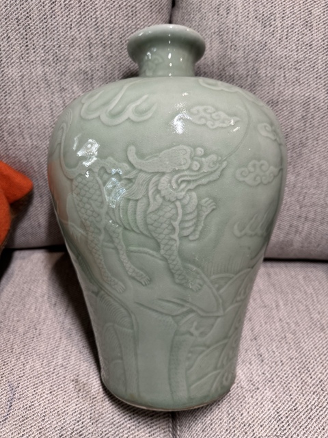 古玩陶瓷青釉瑞獸梅瓶真品鑒賞圖