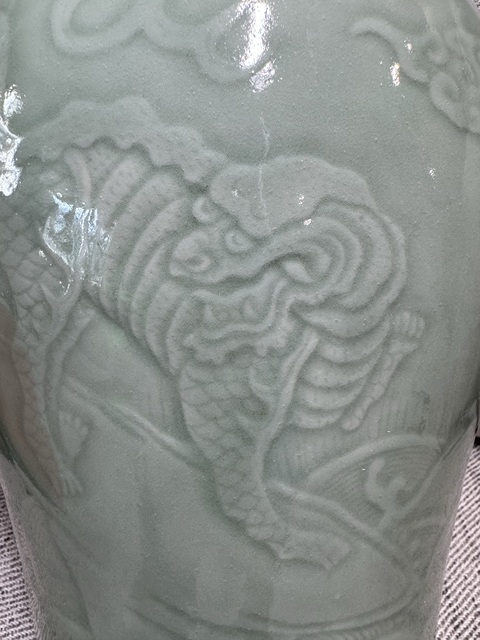 古玩陶瓷青釉瑞獸梅瓶真品鑒賞圖