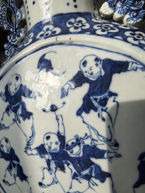 古玩陶瓷嬰戲圖青花抱月瓶真品鑒賞圖