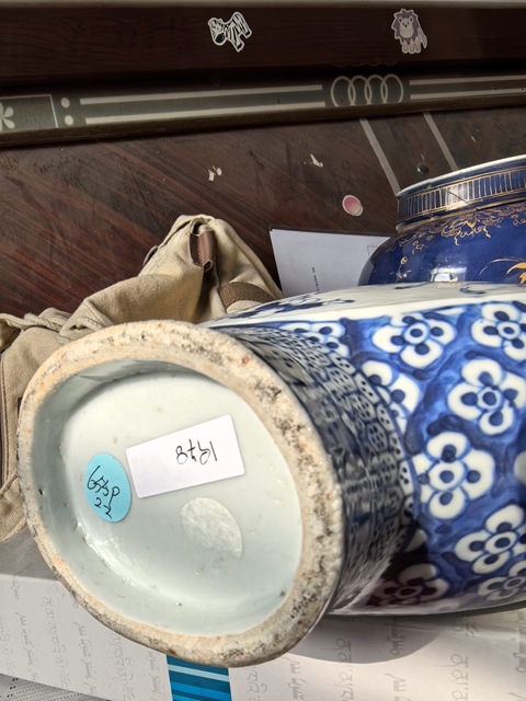 古玩陶瓷嬰戲圖青花抱月瓶真品鑒賞圖