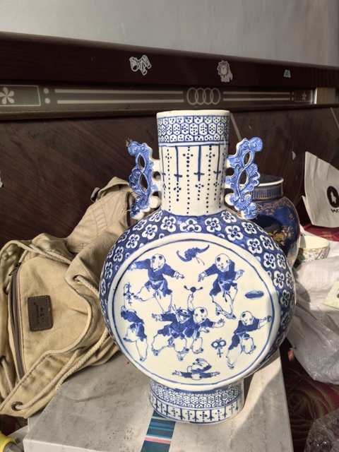 古玩陶瓷嬰戲圖青花抱月瓶真品鑒賞圖