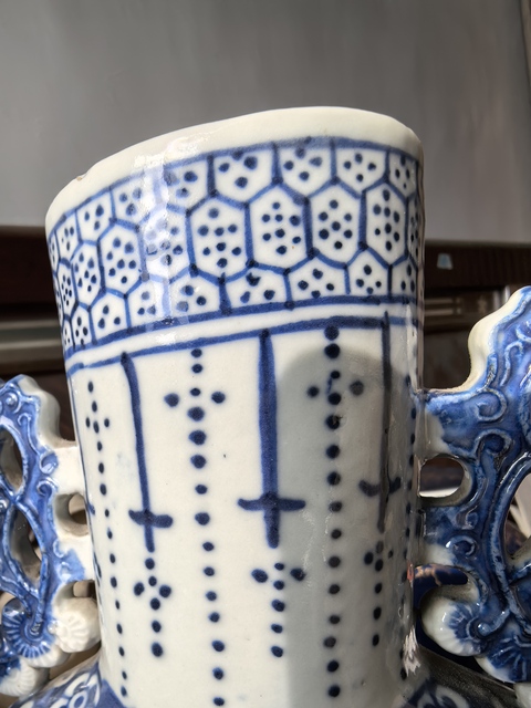 古玩陶瓷嬰戲圖青花抱月瓶真品鑒賞圖