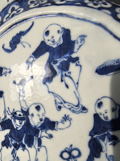 古玩陶瓷嬰戲圖青花抱月瓶真品鑒賞圖