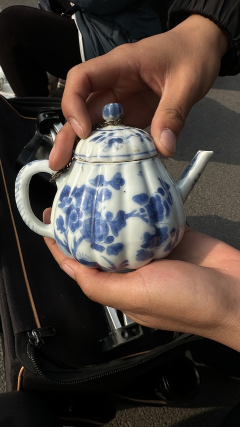 古玩陶瓷花卉紋青花執壺真品鑒賞圖