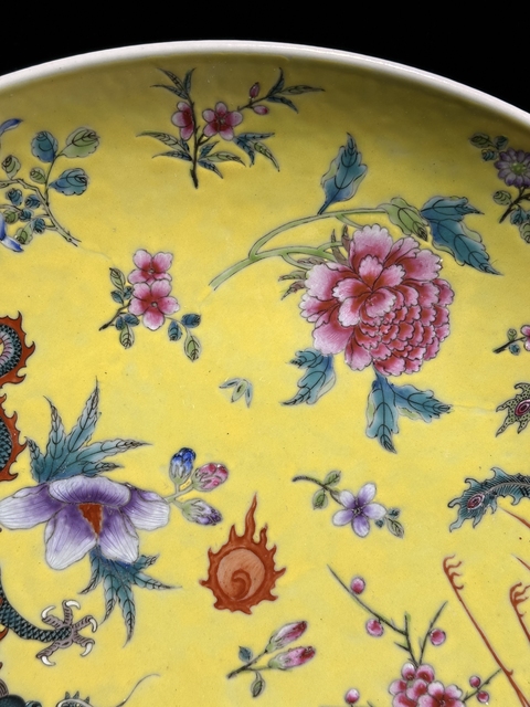 古玩陶瓷黃地粉彩龍鳳紋盤真品鑒賞圖