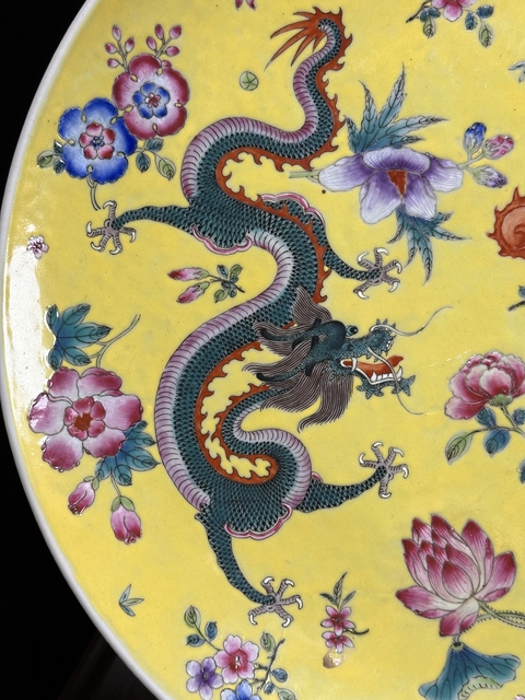 古玩陶瓷黃地粉彩龍鳳紋盤真品鑒賞圖