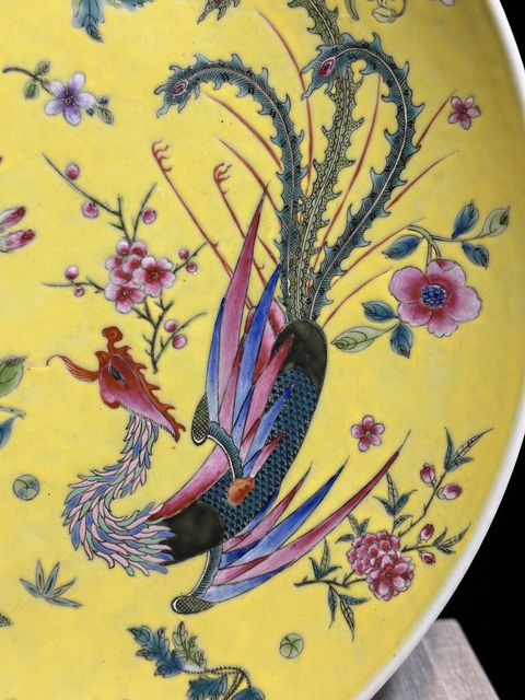 古玩陶瓷黃地粉彩龍鳳紋盤真品鑒賞圖