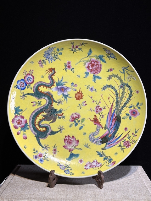 古玩陶瓷黃地粉彩龍鳳紋盤真品鑒賞圖