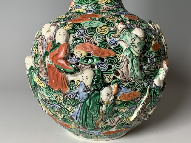 古玩陶瓷清末民初·五彩鏤空堆塑十八羅漢人物紋天球瓶拍賣，當前價格505元