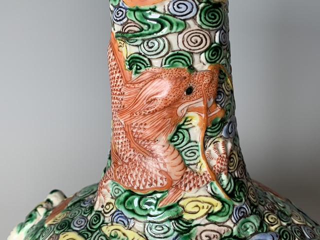 古玩陶瓷清末民初·五彩鏤空堆塑十八羅漢人物紋天球瓶拍賣，當前價格505元