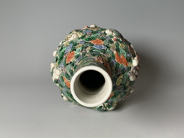 古玩陶瓷清末民初·五彩鏤空堆塑十八羅漢人物紋天球瓶拍賣，當前價格505元