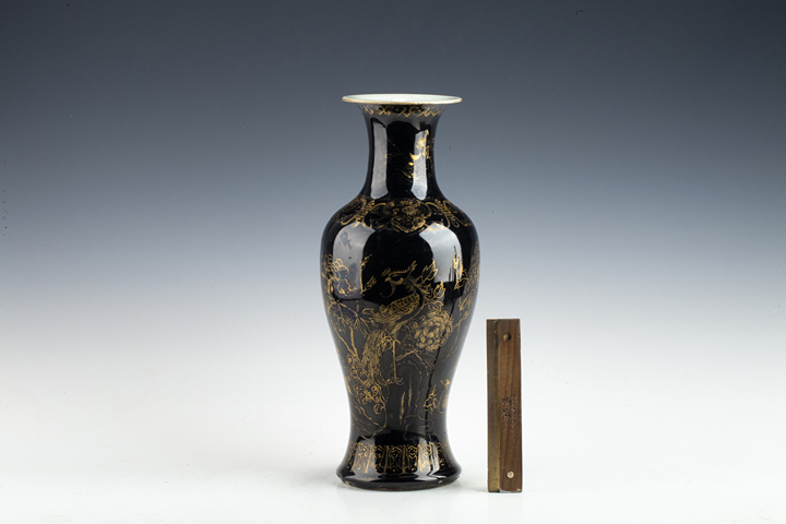 古玩陶瓷晚清·烏金釉描金鳳凰牡丹觀音瓶
真品鑒賞圖