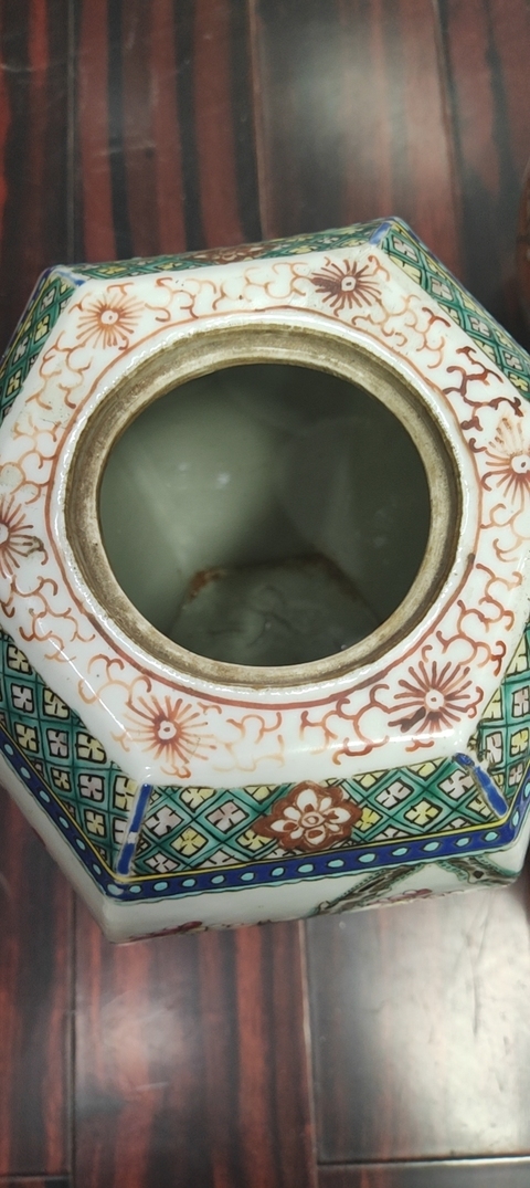 古玩陶瓷六方粉彩罐真品鑒賞圖