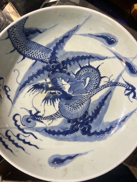 古玩陶瓷過墻龍紋青花盤真品鑒賞圖