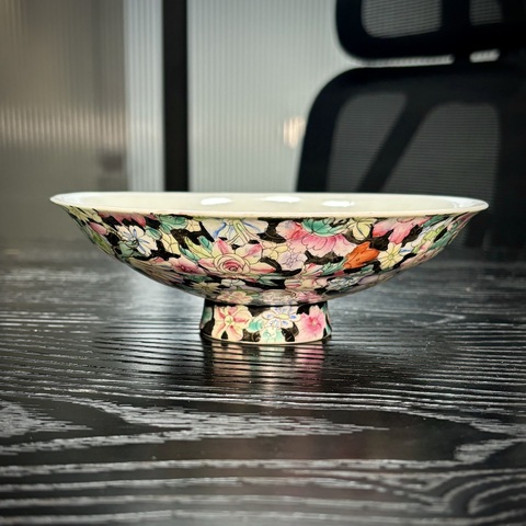 古玩陶瓷民國·墨地粉彩“百花不落地”花卉紋高足供盤拍賣，當前價格918元