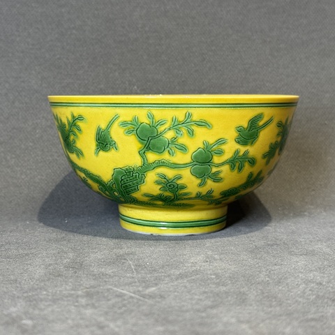 古玩陶瓷黃地刻綠彩花鳥紋碗真品鑒賞圖