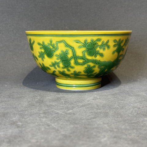 古玩陶瓷黃地刻綠彩花鳥紋碗真品鑒賞圖