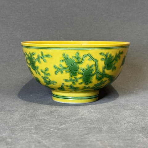 古玩陶瓷黃地刻綠彩花鳥紋碗真品鑒賞圖