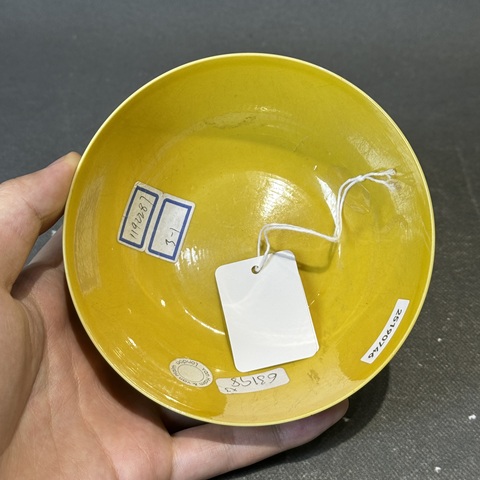 古玩陶瓷黃地刻綠彩花鳥紋碗真品鑒賞圖