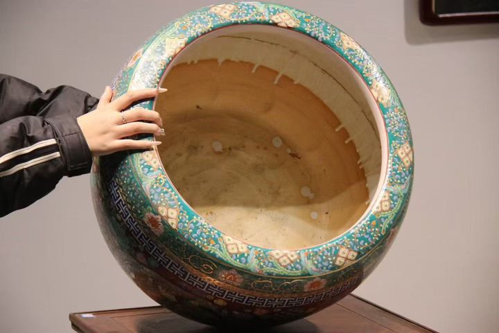 古玩陶瓷粉彩花卉開光山水人物畫缸真品鑒賞圖