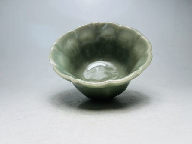 古玩陶瓷豆青釉花口杯真品鑒賞圖