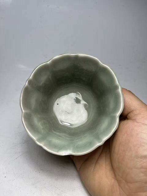 古玩陶瓷豆青釉花口杯真品鑒賞圖