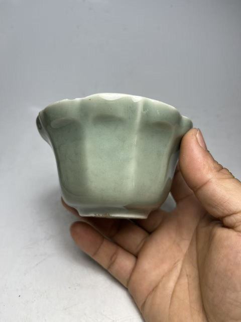 古玩陶瓷豆青釉花口杯真品鑒賞圖