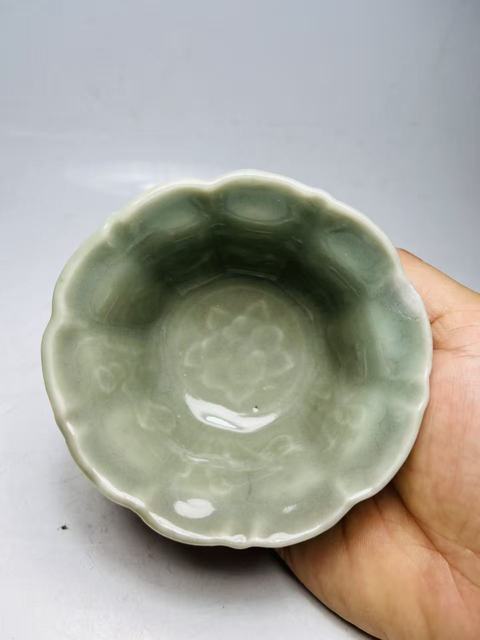 古玩陶瓷豆青釉花口杯真品鑒賞圖