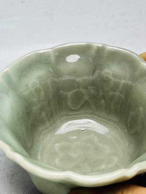 古玩陶瓷豆青釉花口杯真品鑒賞圖