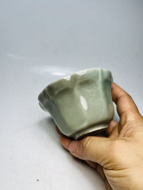 古玩陶瓷豆青釉花口杯真品鑒賞圖
