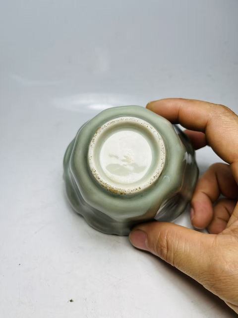 古玩陶瓷豆青釉花口杯真品鑒賞圖
