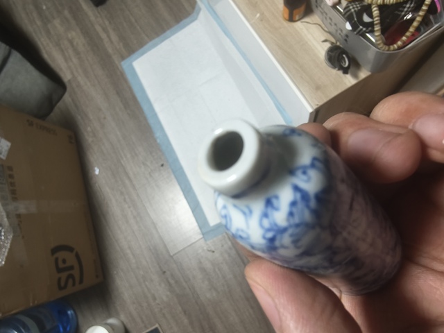 古玩陶瓷花卉紋青花鼻煙壺真品鑒賞圖