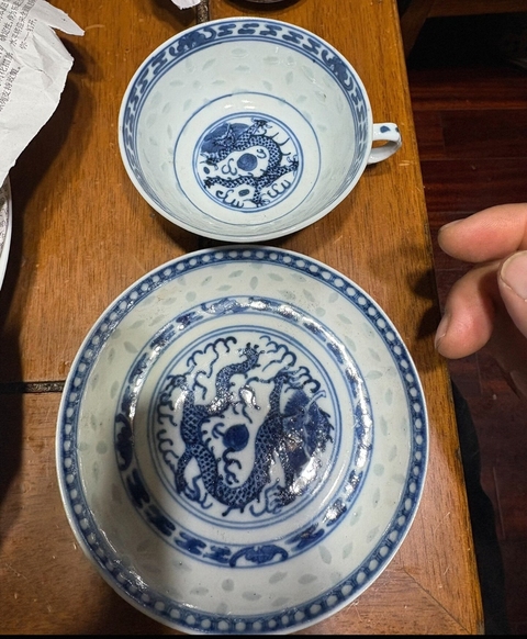 古玩陶瓷玲瓏瓷青花杯盤真品鑒賞圖
