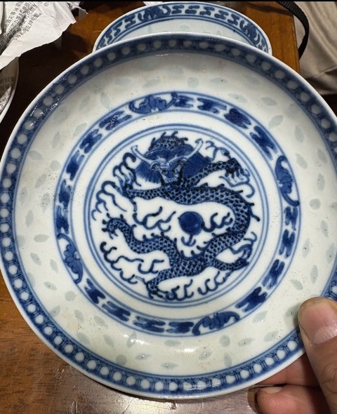 古玩陶瓷玲瓏瓷青花杯盤真品鑒賞圖