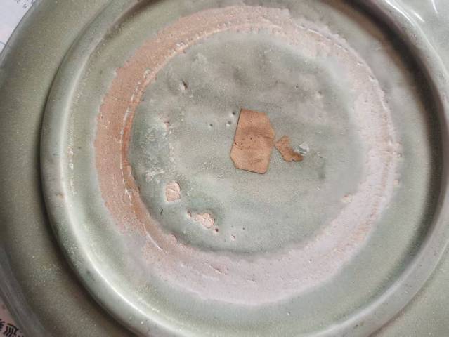 古玩陶瓷龍泉青瓷花卉紋盤真品鑒賞圖