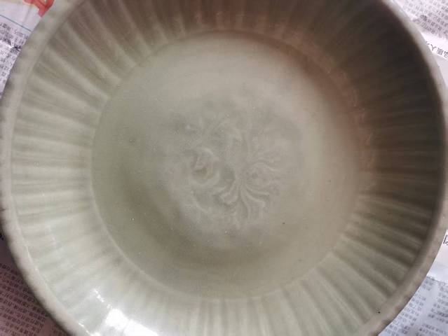 古玩陶瓷龍泉青瓷花卉紋盤真品鑒賞圖