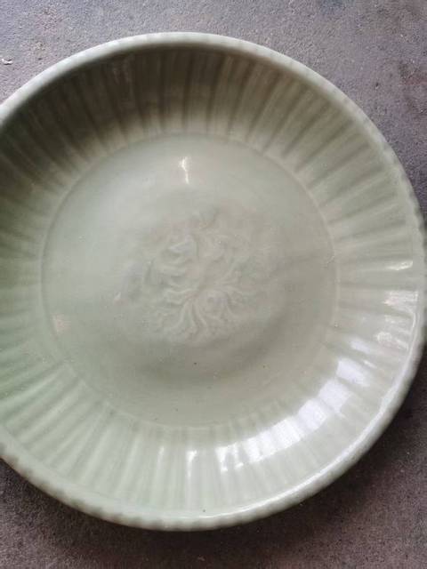 古玩陶瓷龍泉青瓷花卉紋盤真品鑒賞圖