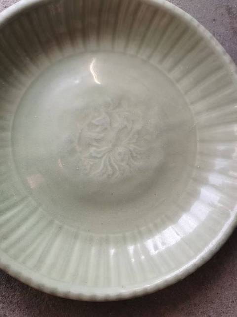 古玩陶瓷龍泉青瓷花卉紋盤真品鑒賞圖