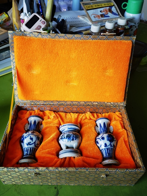 古玩陶瓷青花花卉紋三貢真品鑒賞圖