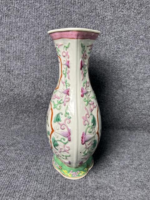 古玩陶瓷粉彩開窗花鳥紋海棠瓶拍賣，當(dāng)前價(jià)格4988元