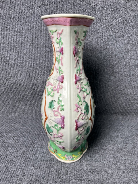 古玩陶瓷粉彩開窗花鳥紋海棠瓶拍賣，當(dāng)前價(jià)格4988元