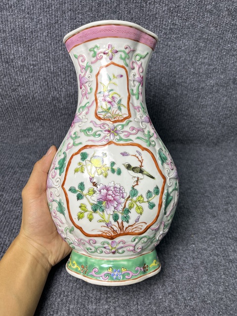 古玩陶瓷粉彩開窗花鳥紋海棠瓶拍賣，當(dāng)前價(jià)格4988元